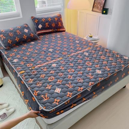 91家纺网 家纺一手货源 找家纺 情煊家纺 2023新款保暖牛奶绒夹棉床笠 大牌风范