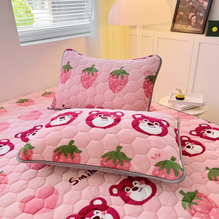 91家纺网 家纺一手货源 找家纺 情煊家纺 2023新款保暖牛奶绒夹棉床笠 莓果熊