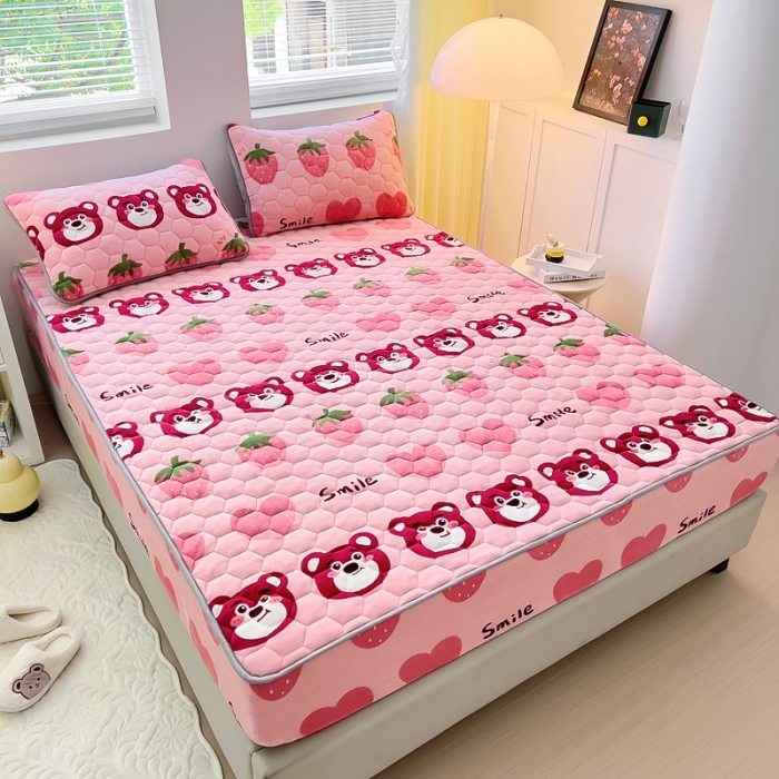 91家纺网 家纺一手货源 找家纺 情煊家纺 2023新款保暖牛奶绒夹棉床笠 莓果熊