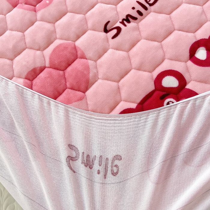 91家纺网 家纺一手货源 找家纺 情煊家纺 2023新款保暖牛奶绒夹棉床笠 莓果熊