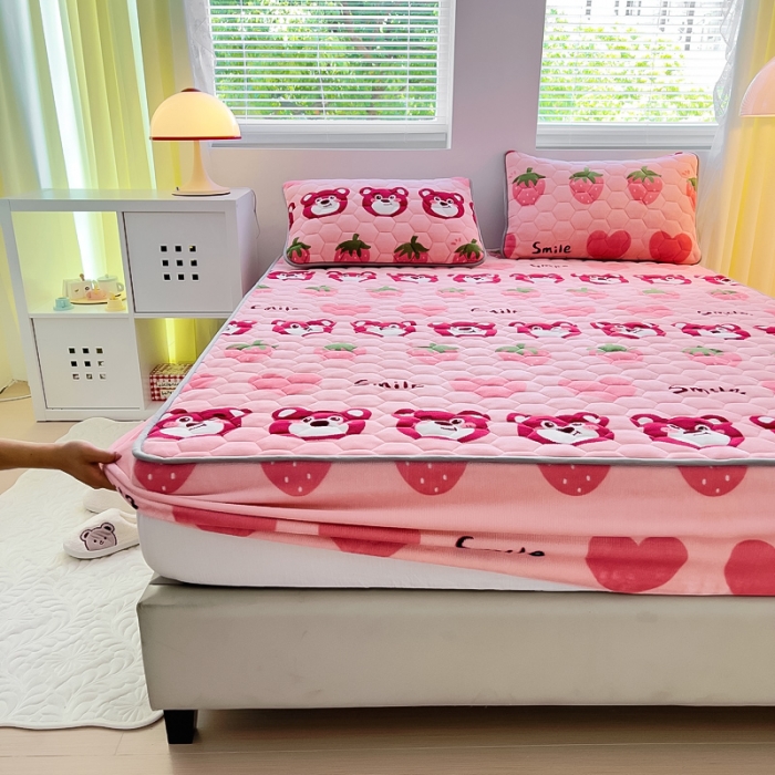 91家纺网 家纺一手货源 找家纺 情煊家纺 2023新款保暖牛奶绒夹棉床笠 莓果熊