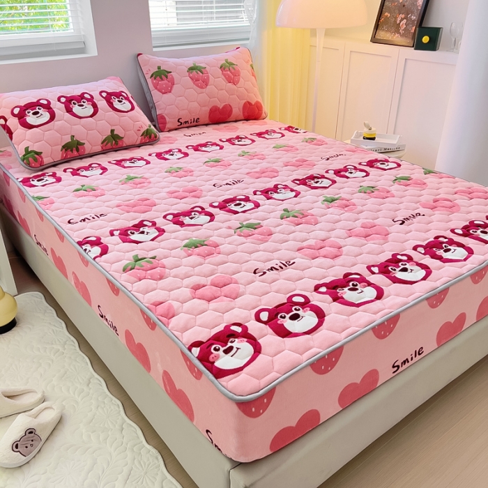 91家纺网 家纺一手货源 找家纺 情煊家纺 2023新款保暖牛奶绒夹棉床笠 莓果熊