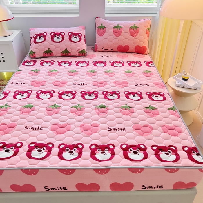 91家纺网 家纺一手货源 找家纺 情煊家纺 2023新款保暖牛奶绒夹棉床笠 莓果熊