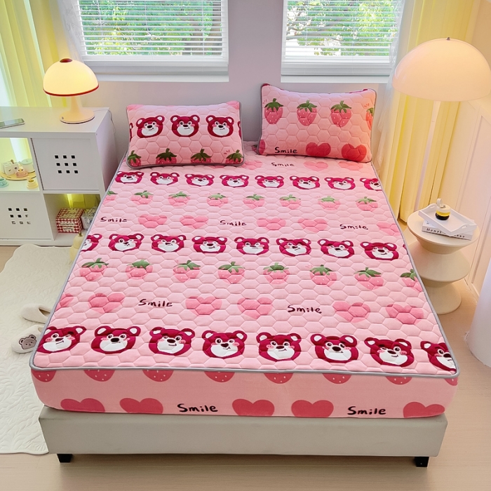 91家纺网 家纺一手货源 找家纺 情煊家纺 2023新款保暖牛奶绒夹棉床笠 莓果熊