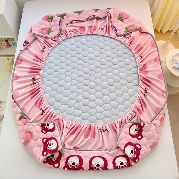 91家纺网 家纺一手货源 找家纺 情煊家纺 2023新款保暖牛奶绒夹棉床笠 莓果熊