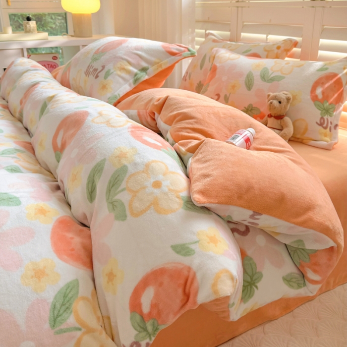 91家纺网 家纺一手货源 找家纺 百寐 2023新款加厚牛奶绒小清新可爱花卉卡通保暖学生三四件套 草莓季