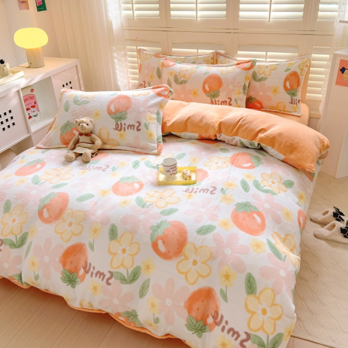 91家纺网 家纺一手货源 找家纺 百寐 2023新款加厚牛奶绒小清新可爱花卉卡通保暖学生三四件套 草莓季