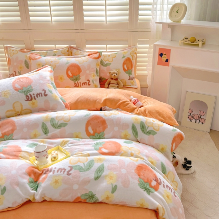 91家纺网 家纺一手货源 找家纺 百寐 2023新款加厚牛奶绒小清新可爱花卉卡通保暖学生三四件套 草莓季