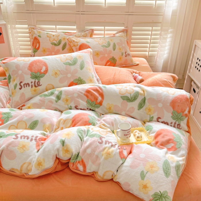 91家纺网 家纺一手货源 找家纺 百寐 2023新款加厚牛奶绒小清新可爱花卉卡通保暖学生三四件套 草莓季