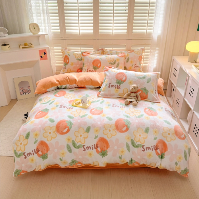 91家纺网 家纺一手货源 找家纺 百寐 2023新款加厚牛奶绒小清新可爱花卉卡通保暖学生三四件套 草莓季