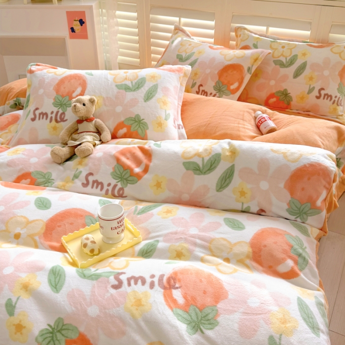 91家纺网 家纺一手货源 找家纺 百寐 2023新款加厚牛奶绒小清新可爱花卉卡通保暖学生三四件套 草莓季