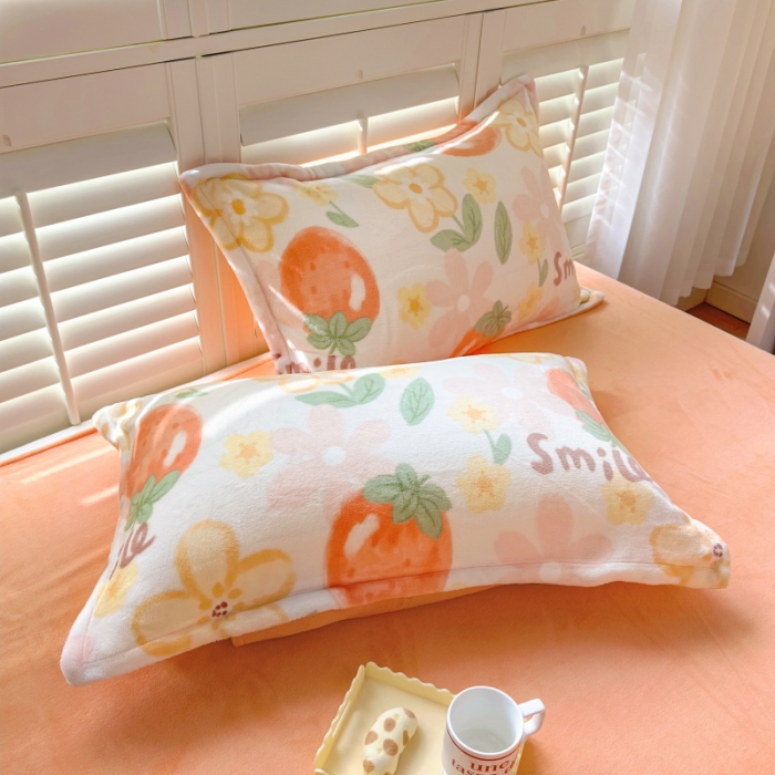 91家纺网 家纺一手货源 找家纺 百寐 2023新款加厚牛奶绒小清新可爱花卉卡通保暖学生三四件套 草莓季