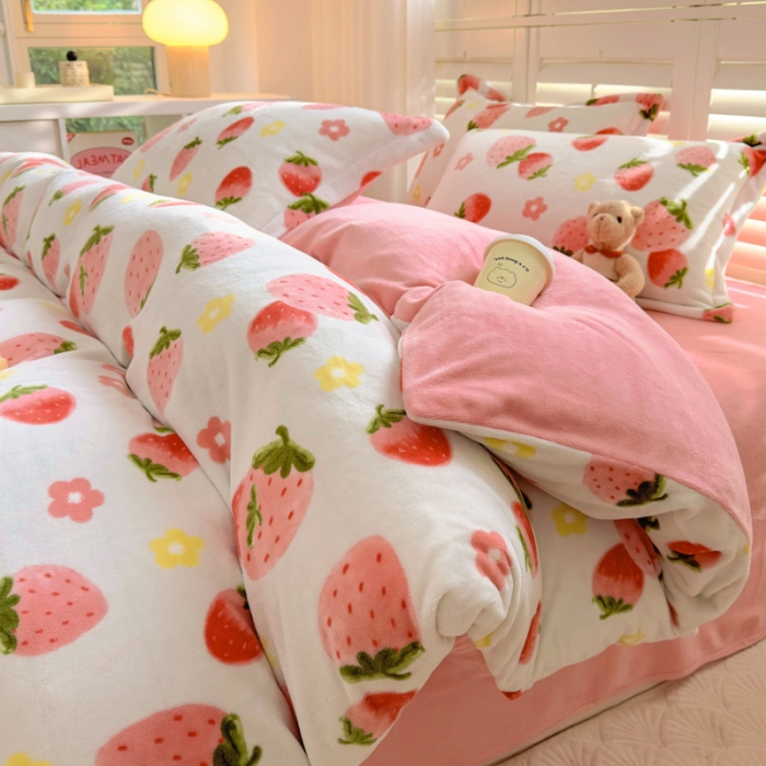 91家纺网 家纺一手货源 找家纺 百寐 2023新款加厚牛奶绒小清新可爱花卉卡通保暖学生三四件套 草莓派