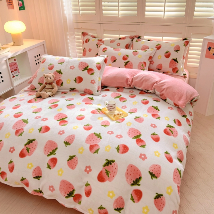 91家纺网 家纺一手货源 找家纺 百寐 2023新款加厚牛奶绒小清新可爱花卉卡通保暖学生三四件套 草莓派