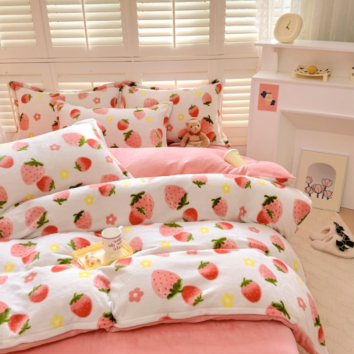 91家纺网 家纺一手货源 找家纺 百寐 2023新款加厚牛奶绒小清新可爱花卉卡通保暖学生三四件套 草莓派