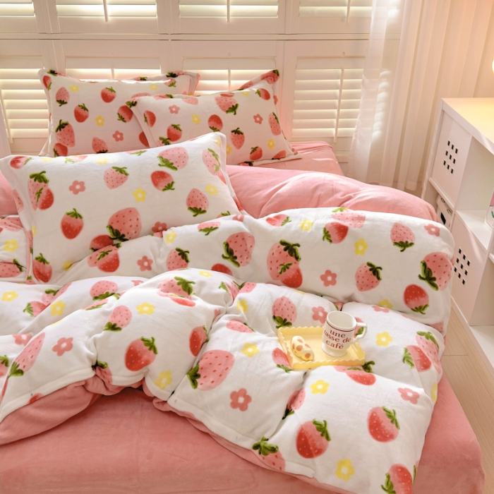 91家纺网 家纺一手货源 找家纺 百寐 2023新款加厚牛奶绒小清新可爱花卉卡通保暖学生三四件套 草莓派