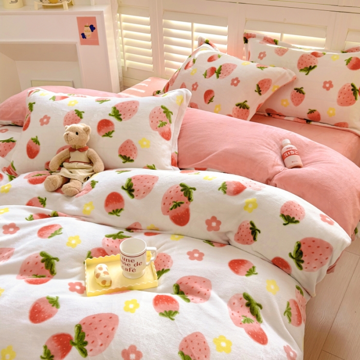 91家纺网 家纺一手货源 找家纺 百寐 2023新款加厚牛奶绒小清新可爱花卉卡通保暖学生三四件套 草莓派