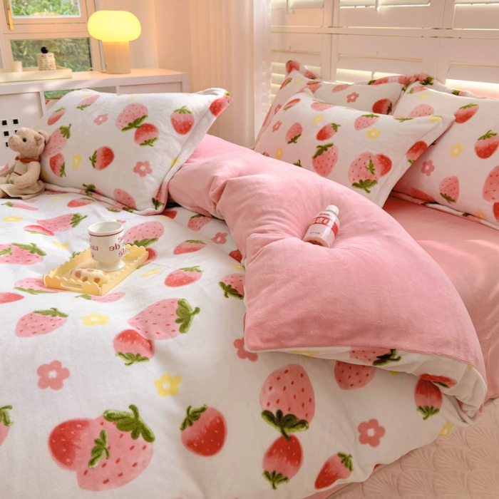 91家纺网 家纺一手货源 找家纺 百寐 2023新款加厚牛奶绒小清新可爱花卉卡通保暖学生三四件套 草莓派