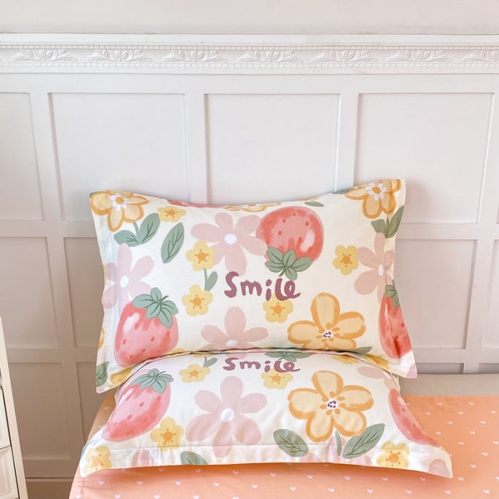 91家纺网 家纺一手货源 找家纺 帛织澜家纺 2025新款12868全棉喷气印花枕套-草莓物语