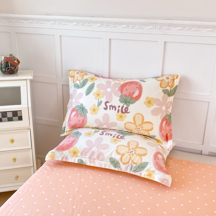 91家纺网 家纺一手货源 找家纺 帛织澜家纺 2025新款12868全棉喷气印花枕套-草莓物语