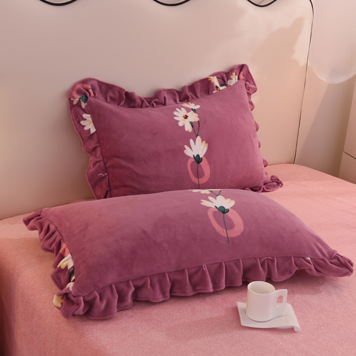 91家纺网 家纺一手货源 找家纺 甜之梦家纺 2025新款韩版泥点绒单品枕套 穿越