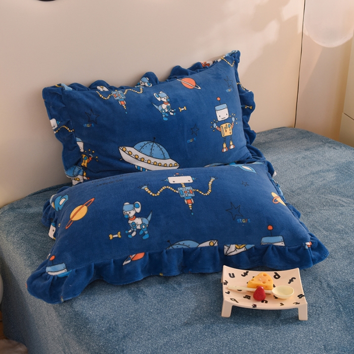 91家纺网 家纺一手货源 找家纺 甜之梦家纺 2025新款韩版泥点绒单品枕套 太空机器人北卡蓝