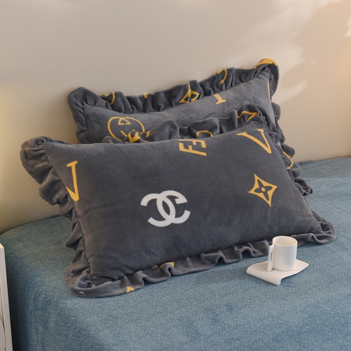 91家纺网 家纺一手货源 找家纺 甜之梦家纺 2025新款韩版泥点绒单品枕套 字母周末