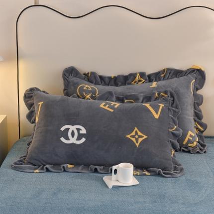 甜之梦家纺 2025新款韩版泥点绒单品枕套 字母周末