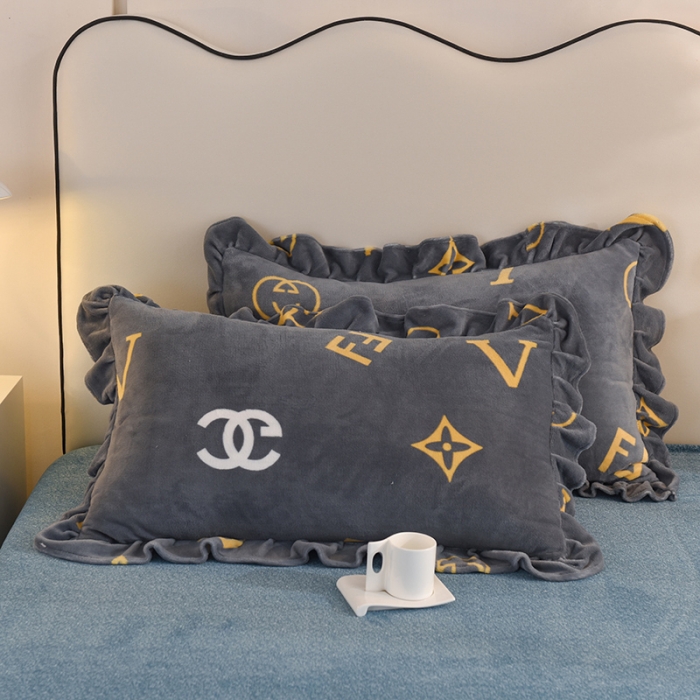 91家纺网 家纺一手货源 找家纺 甜之梦家纺 2025新款韩版泥点绒单品枕套 字母周末