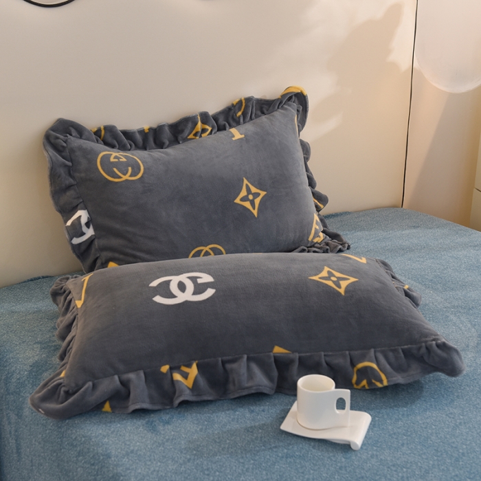 91家纺网 家纺一手货源 找家纺 甜之梦家纺 2025新款韩版泥点绒单品枕套 字母周末