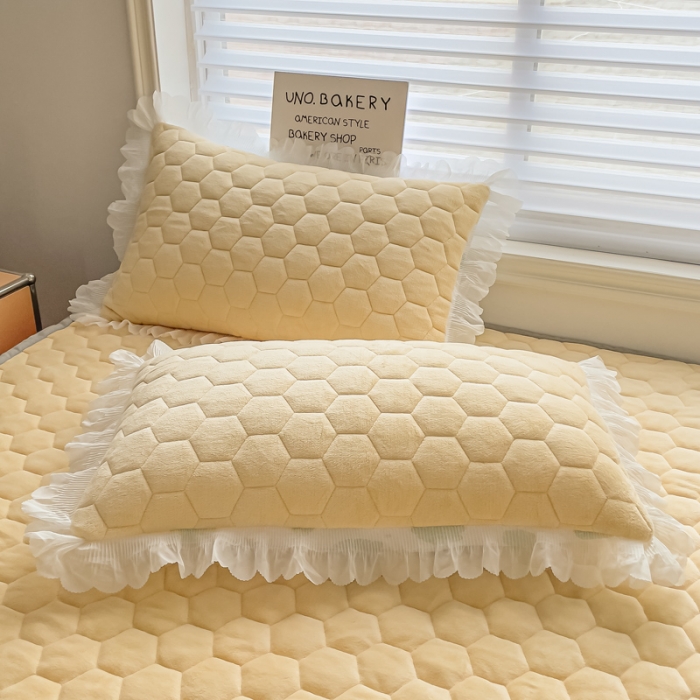 91家纺网 家纺一手货源 找家纺 缦卡琳 2023新款夹棉牛奶绒薄床垫 米黄色