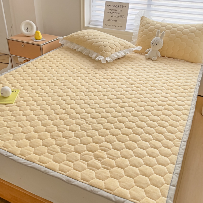91家纺网 家纺一手货源 找家纺 缦卡琳 2023新款夹棉牛奶绒薄床垫 米黄色