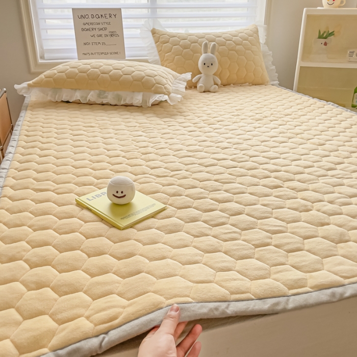91家纺网 家纺一手货源 找家纺 缦卡琳 2023新款夹棉牛奶绒薄床垫 米黄色