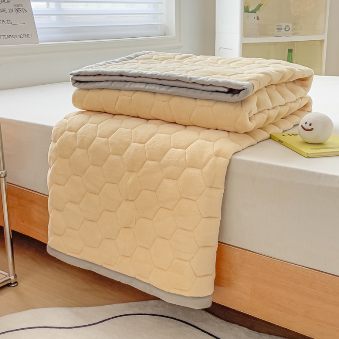 91家纺网 家纺一手货源 找家纺 缦卡琳 2023新款夹棉牛奶绒薄床垫 米黄色