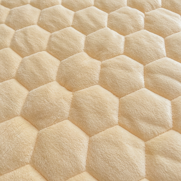 91家纺网 家纺一手货源 找家纺 缦卡琳 2023新款夹棉牛奶绒薄床垫 米黄色