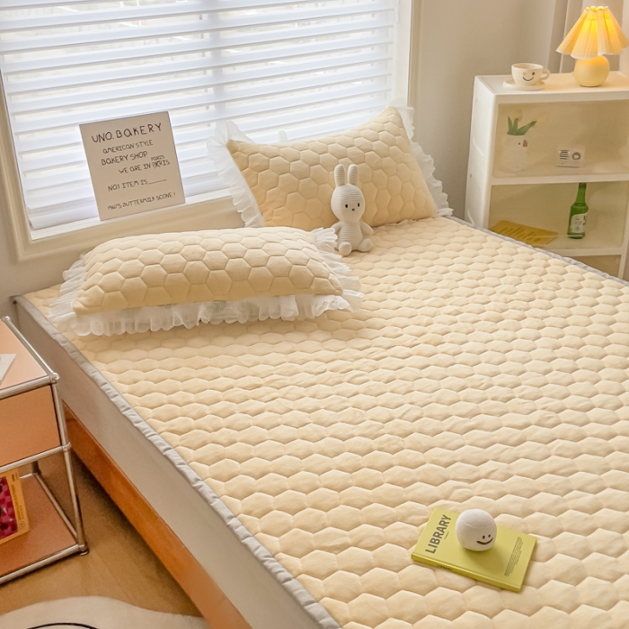 91家纺网 家纺一手货源 找家纺 缦卡琳 2023新款夹棉牛奶绒薄床垫 米黄色