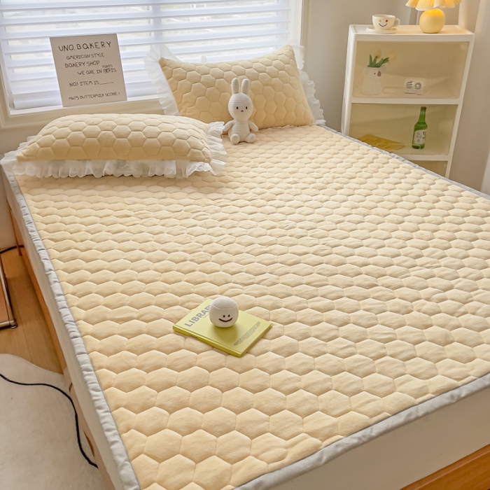 91家纺网 家纺一手货源 找家纺 缦卡琳 2023新款夹棉牛奶绒薄床垫 米黄色