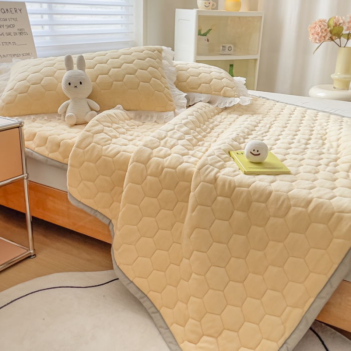 91家纺网 家纺一手货源 找家纺 缦卡琳 2023新款夹棉牛奶绒薄床垫 米黄色