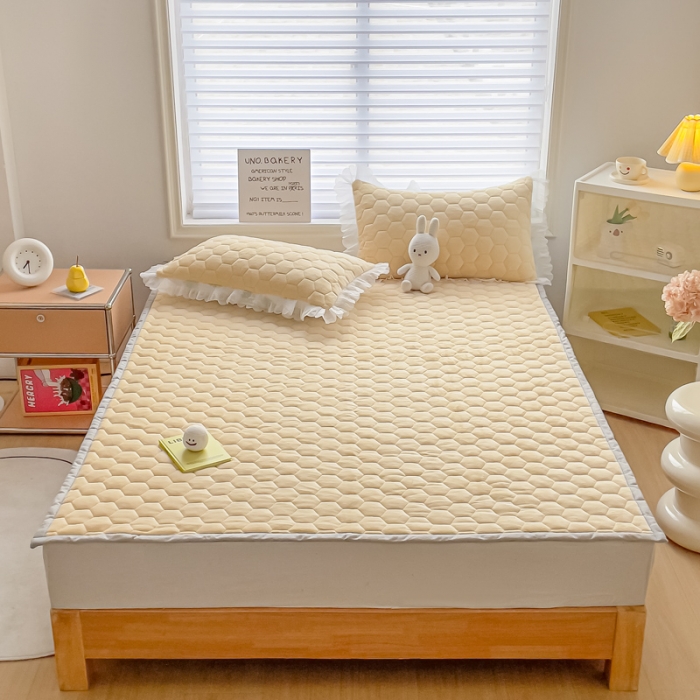 91家纺网 家纺一手货源 找家纺 缦卡琳 2023新款夹棉牛奶绒薄床垫 米黄色