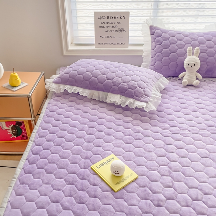 91家纺网 家纺一手货源 找家纺 缦卡琳 2023新款夹棉牛奶绒薄床垫 轻奢紫