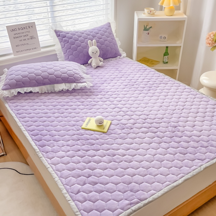 91家纺网 家纺一手货源 找家纺 缦卡琳 2023新款夹棉牛奶绒薄床垫 轻奢紫