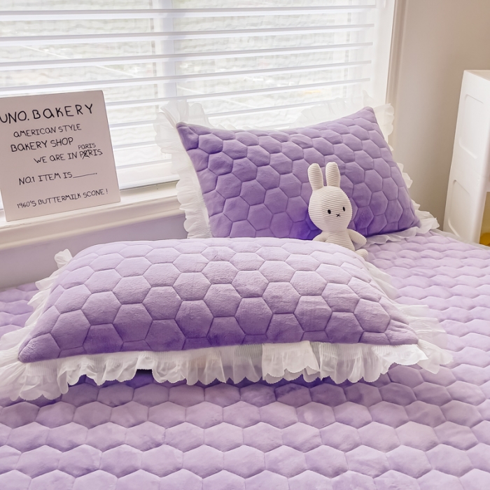 91家纺网 家纺一手货源 找家纺 缦卡琳 2023新款夹棉牛奶绒薄床垫 轻奢紫