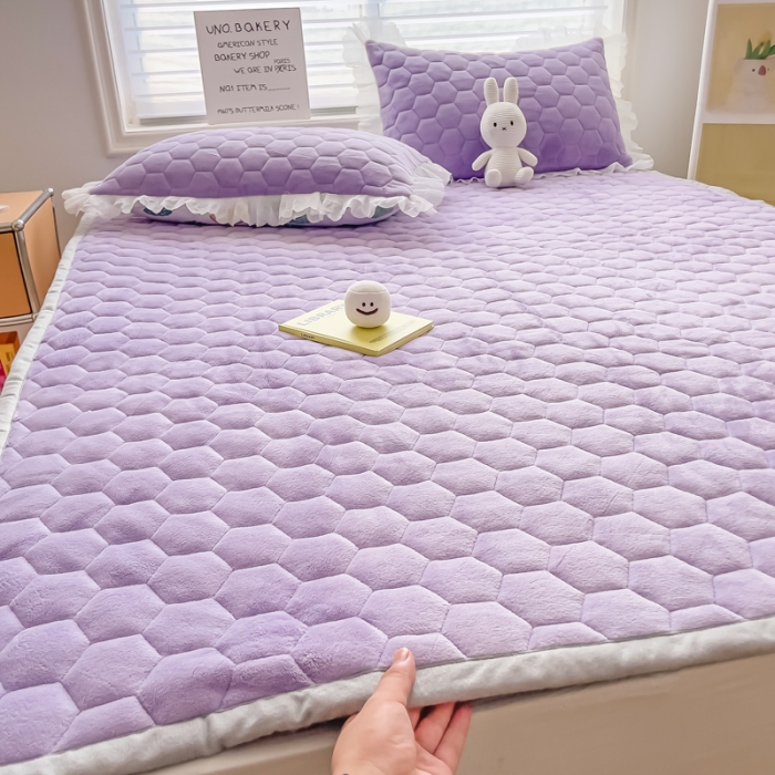 91家纺网 家纺一手货源 找家纺 缦卡琳 2023新款夹棉牛奶绒薄床垫 轻奢紫