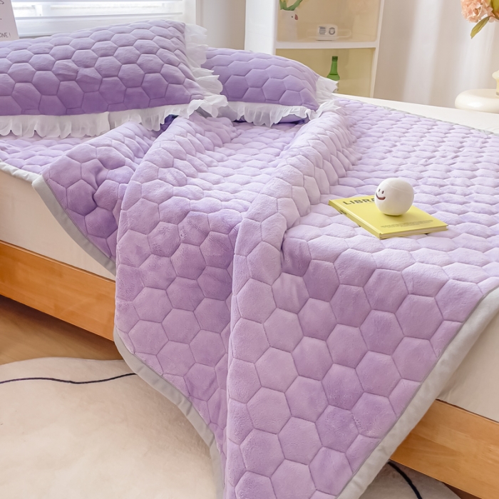 91家纺网 家纺一手货源 找家纺 缦卡琳 2023新款夹棉牛奶绒薄床垫 轻奢紫