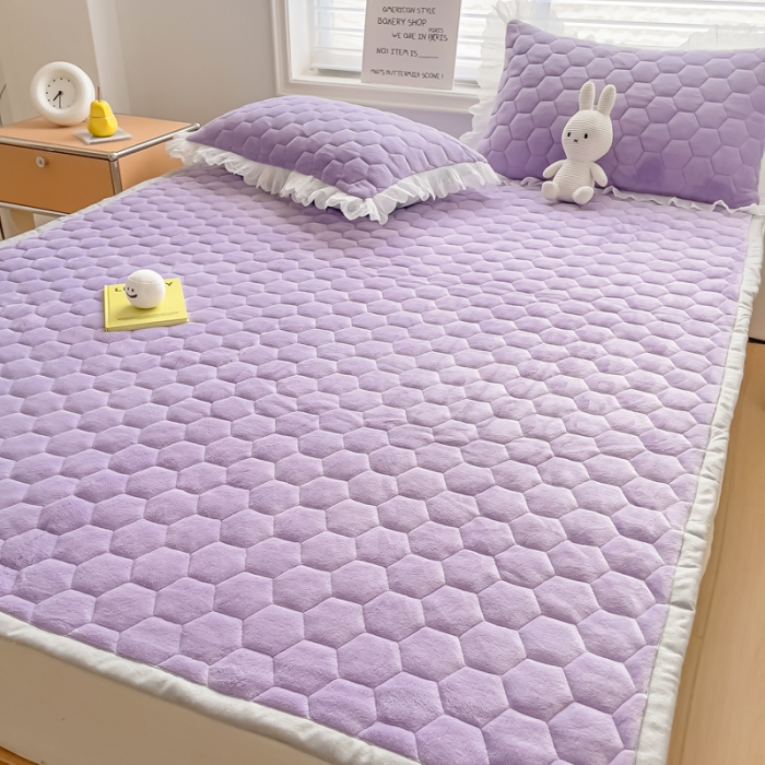 91家纺网 家纺一手货源 找家纺 缦卡琳 2023新款夹棉牛奶绒薄床垫 轻奢紫