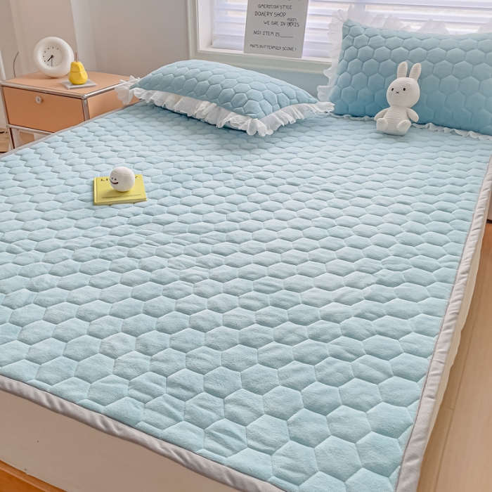 91家纺网 家纺一手货源 找家纺 缦卡琳 2023新款夹棉牛奶绒薄床垫 天空蓝