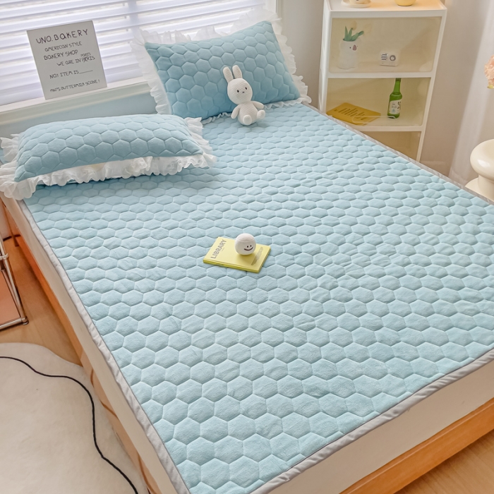 91家纺网 家纺一手货源 找家纺 缦卡琳 2023新款夹棉牛奶绒薄床垫 天空蓝