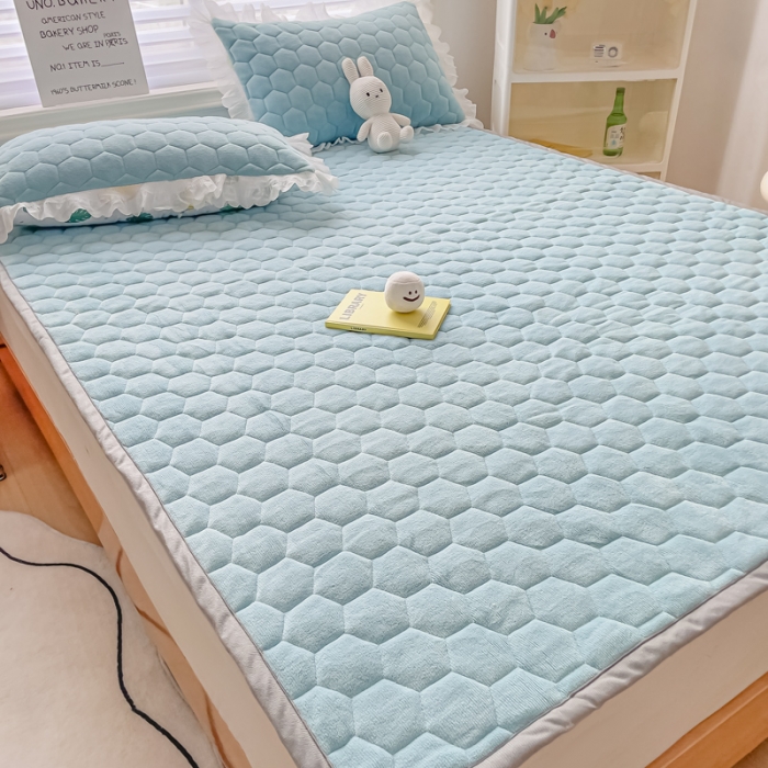 91家纺网 家纺一手货源 找家纺 缦卡琳 2023新款夹棉牛奶绒薄床垫 天空蓝