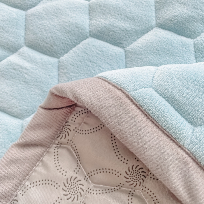 91家纺网 家纺一手货源 找家纺 缦卡琳 2023新款夹棉牛奶绒薄床垫 天空蓝