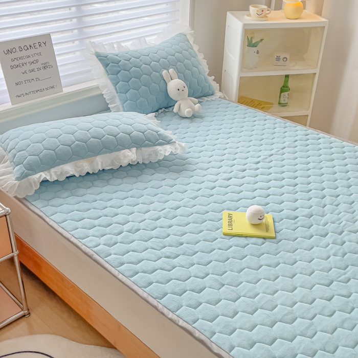 91家纺网 家纺一手货源 找家纺 缦卡琳 2023新款夹棉牛奶绒薄床垫 天空蓝